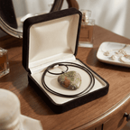 Ásvány szív medál bőr láncon unakit