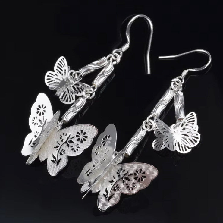 Ezüstös pillangók lógós fülbevaló