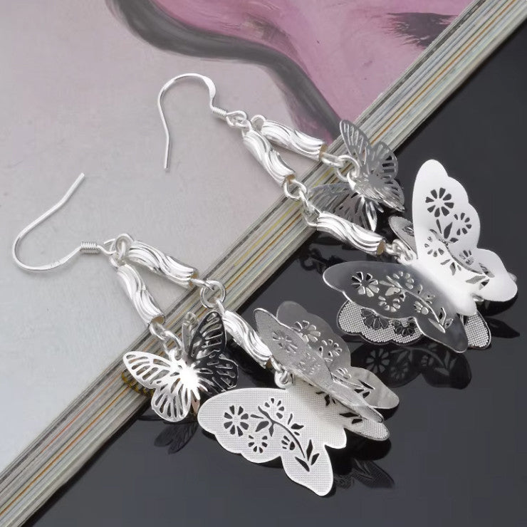 Ezüstös pillangók lógós fülbevaló