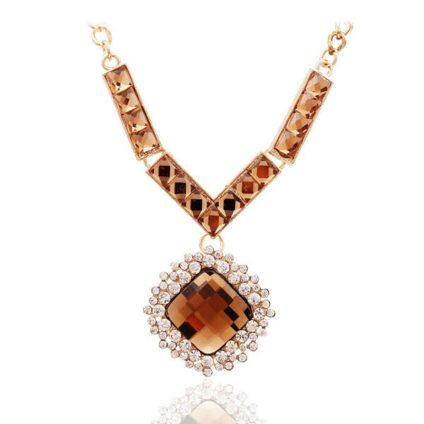 Borostyán színű medálos nyakék