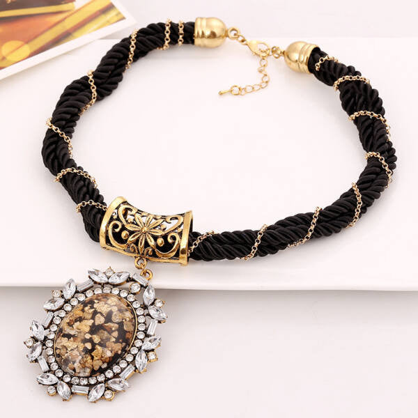 Antik-borostyán medálos nyakék