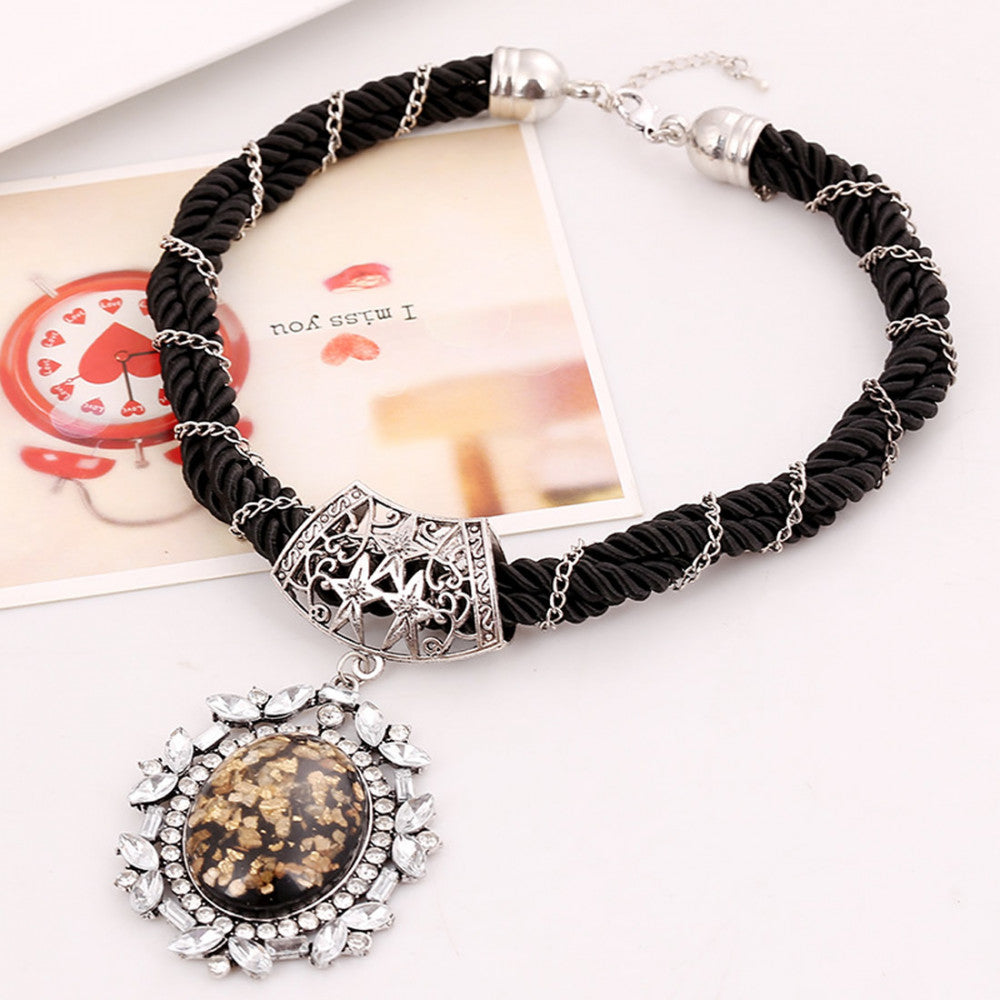 Antik-borostyán medálos nyakék ezüstös