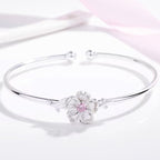 Virágdíszes ezüstös karperec