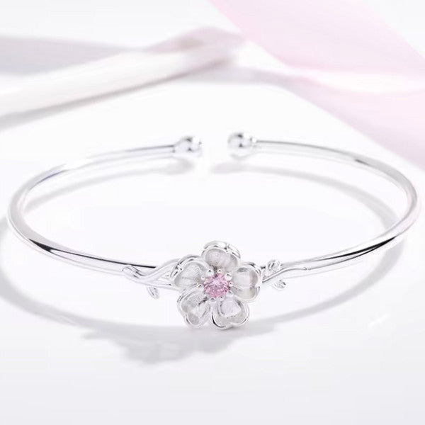 Virágdíszes ezüstös karperec