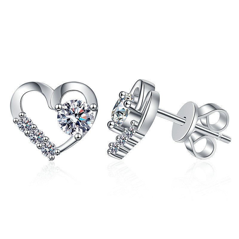 Beszúrós szív ezüst fülbevaló moissanite kristállyal