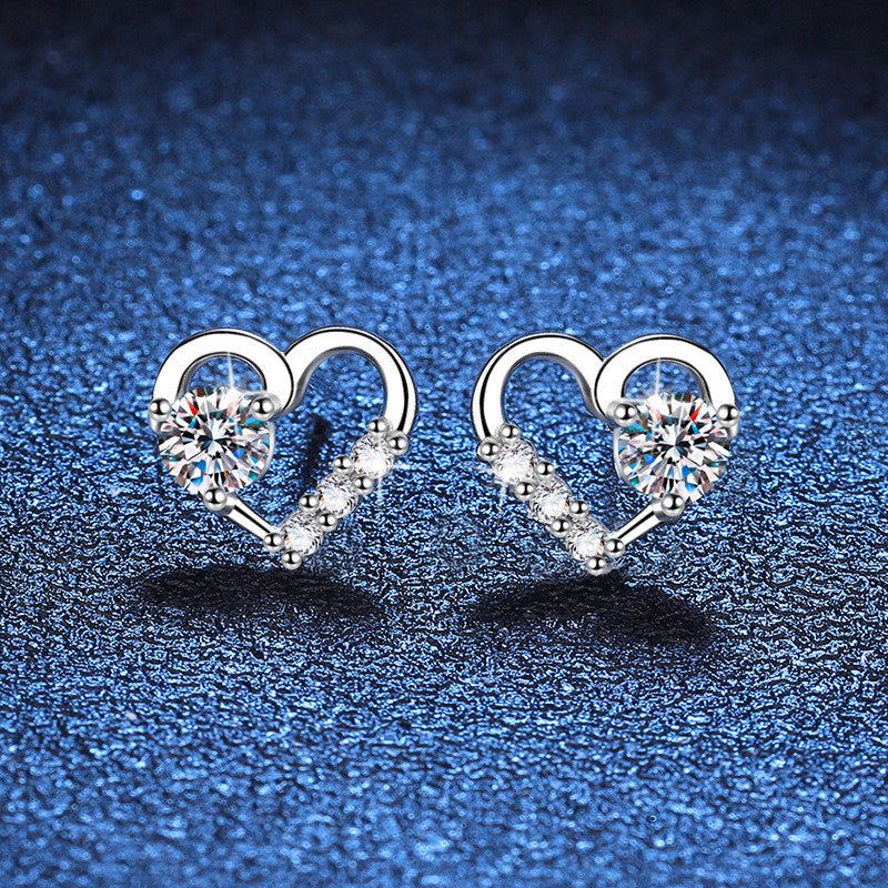 Beszúrós szív ezüst fülbevaló moissanite kristállyal