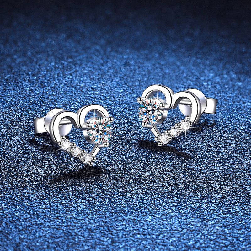 Beszúrós szív ezüst fülbevaló moissanite kristállyal