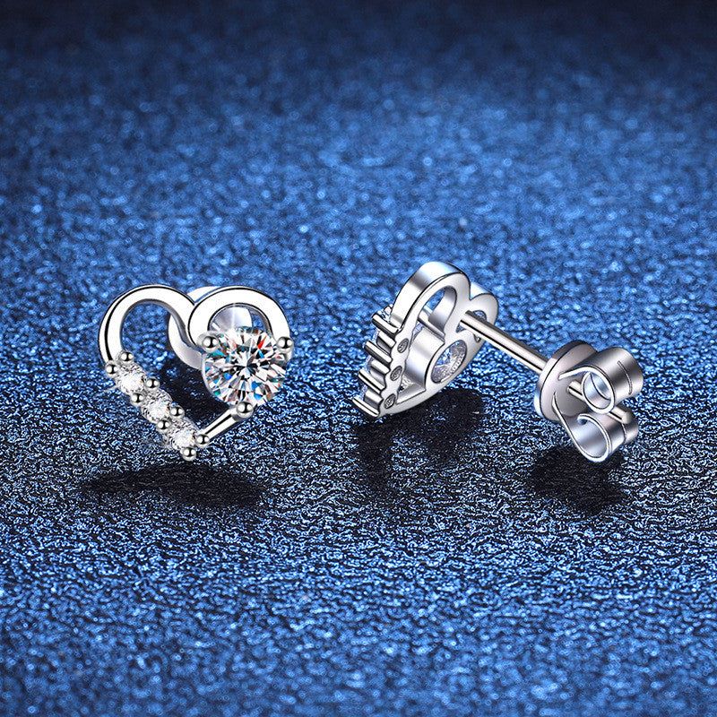 Beszúrós szív ezüst fülbevaló moissanite kristállyal