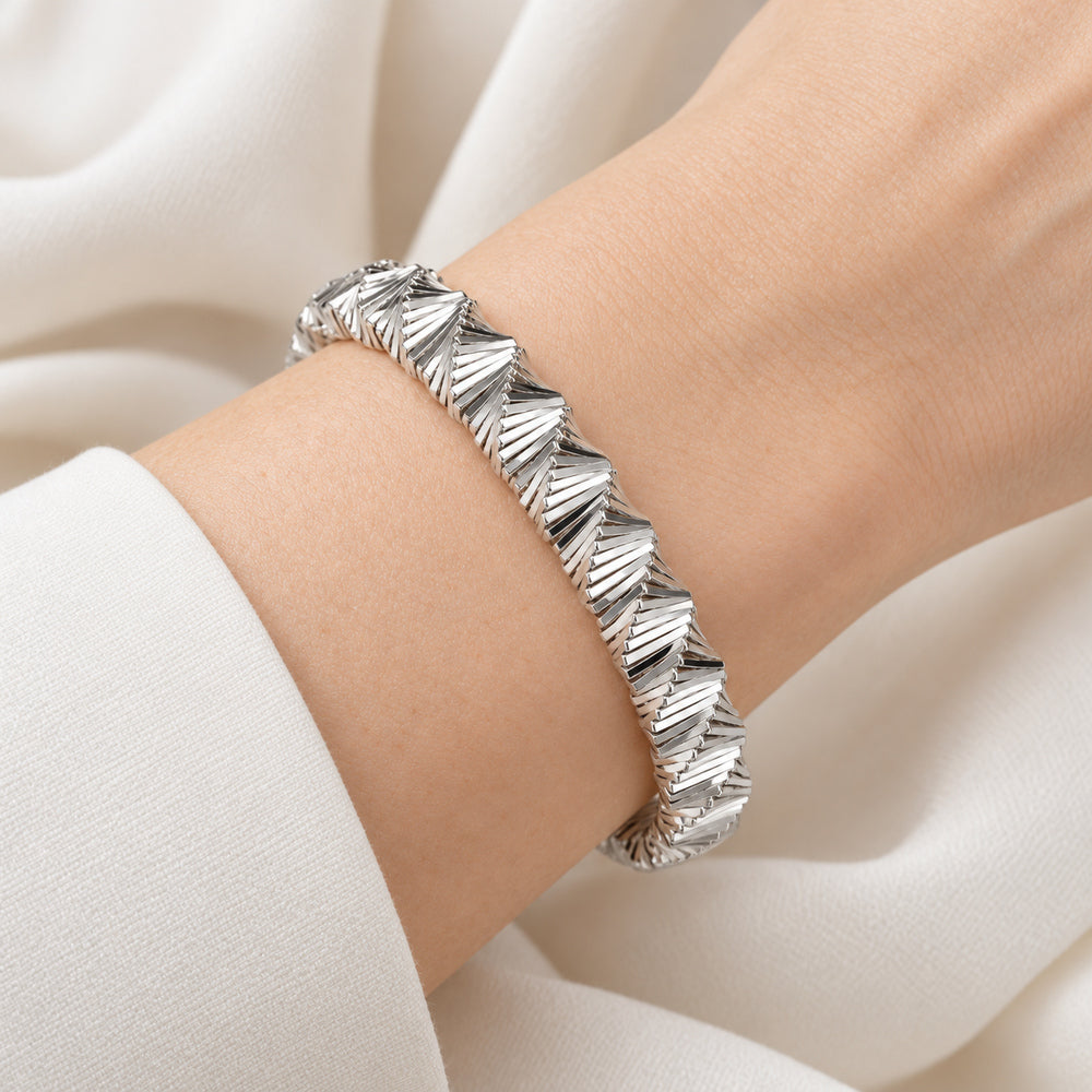 Csavart rugós nemesacél karkötő whitegold – modellen közelről