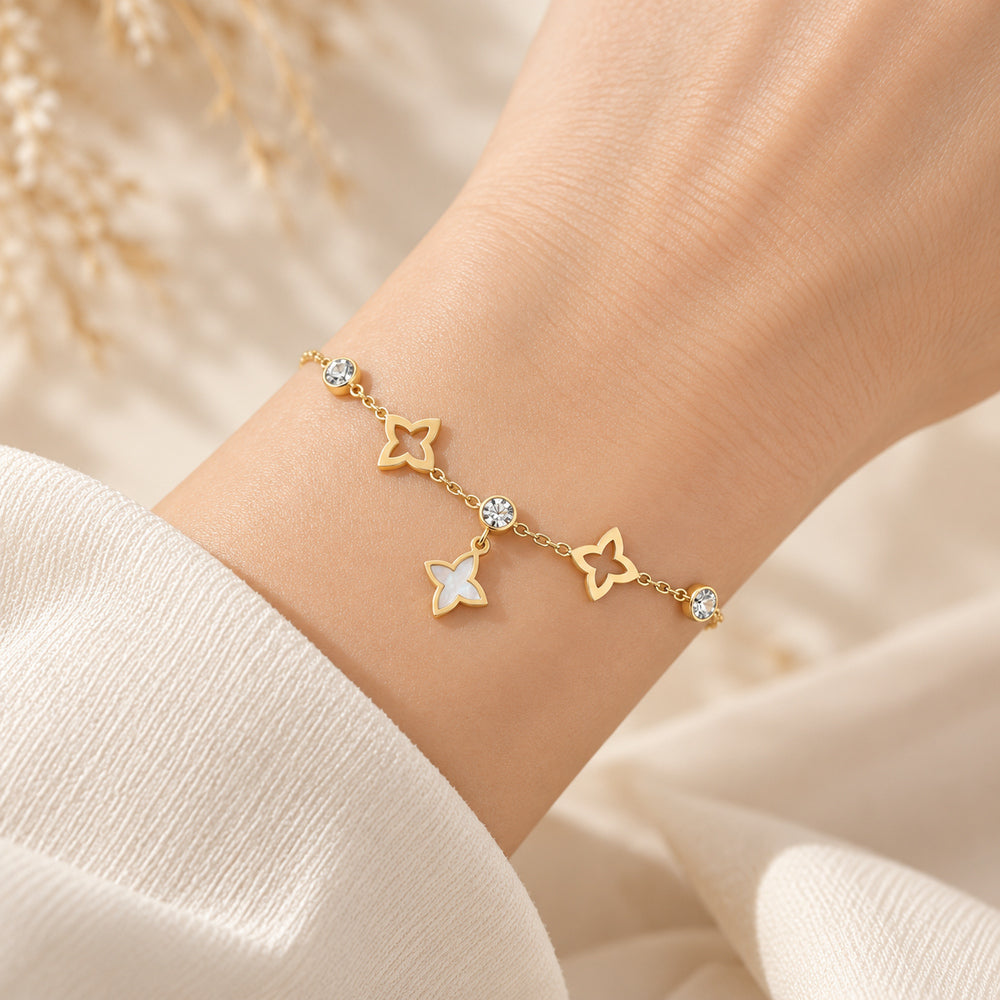 Elegáns modern csillagok nemesacél karkötő gold – modellen közelről