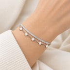 Finom csillagos nemesacél karkötő whitegold – modellen közelről