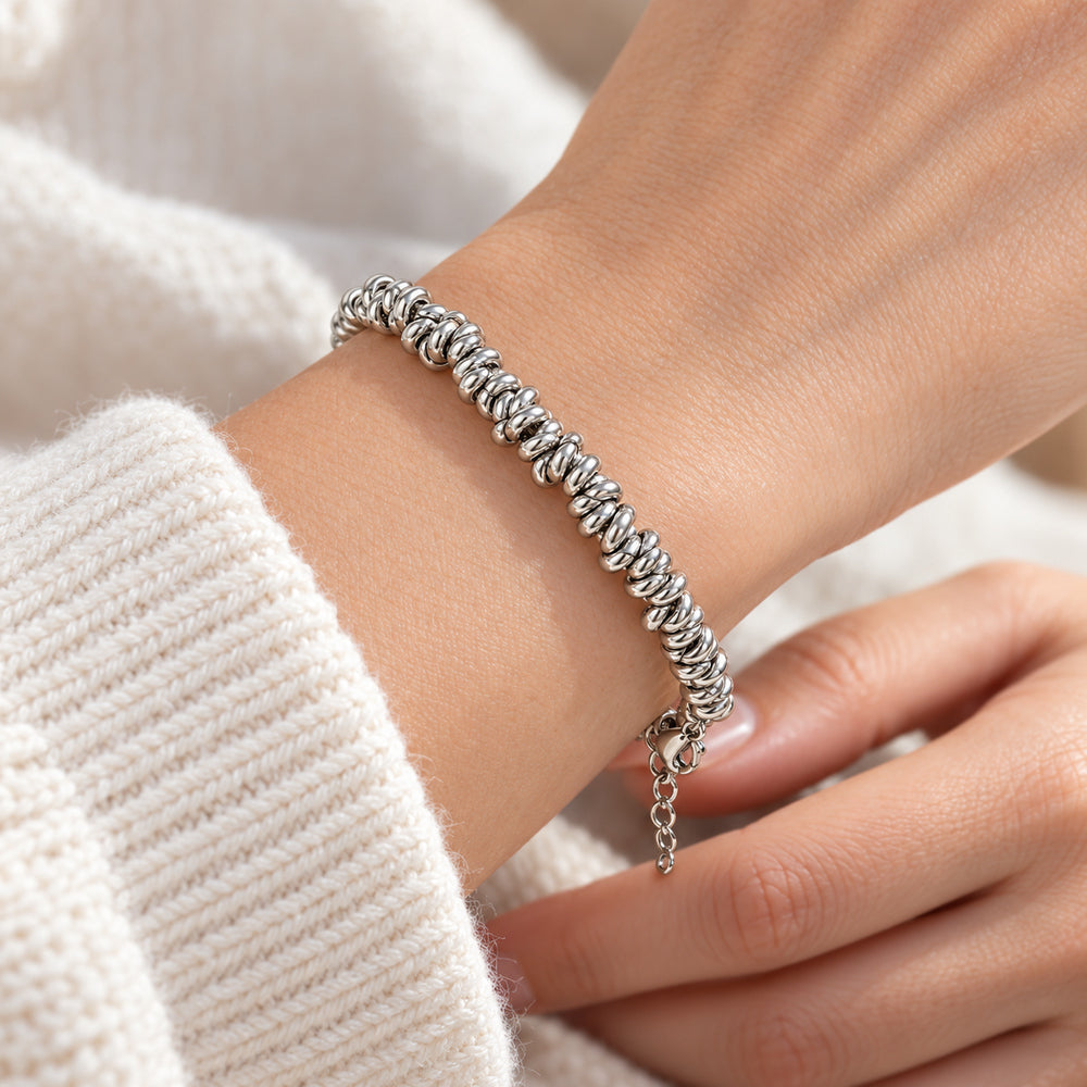 Karika fűzér nemesacél karkötő whitegold – modellen közelről