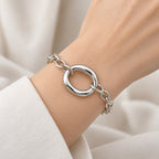 Modern nagy kerek medálos nemesacél karkötő whitegold – modellen közelről