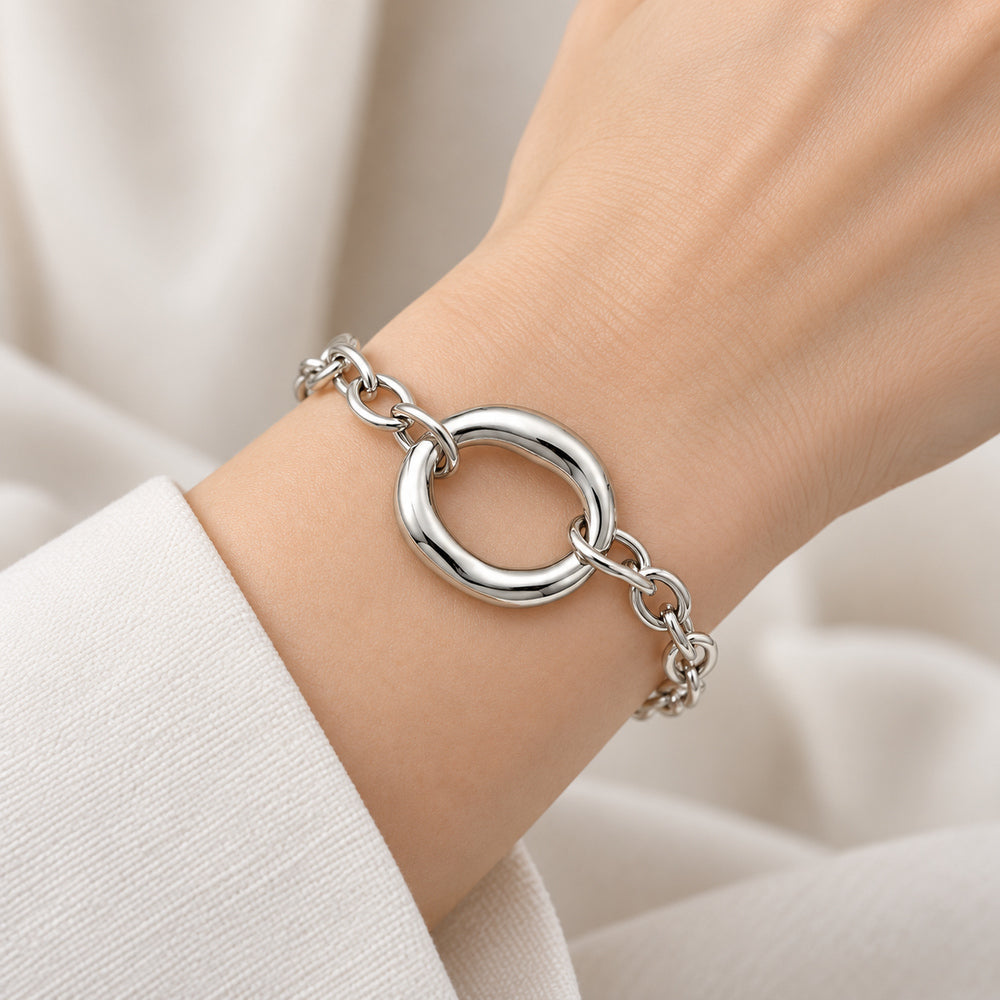 Modern nagy kerek medálos nemesacél karkötő whitegold – modellen közelről