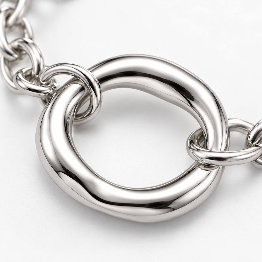 Modern nagy kerek medálos nemesacél karkötő whitegold – makró részlet