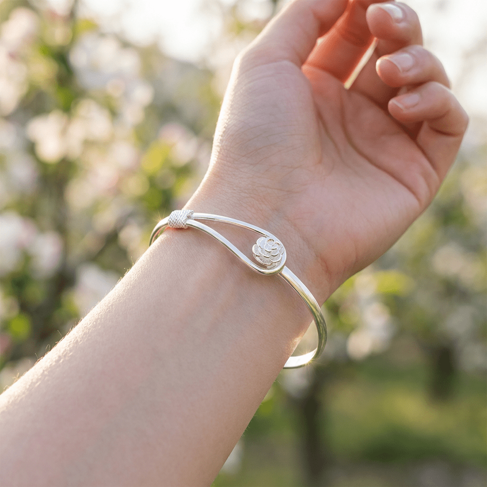 Ezüstös rózsás karkötő